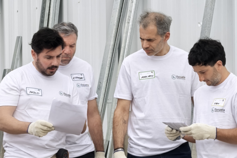 Participantes revisan los planos antes de armar los paneles