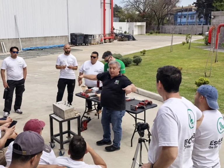 Demostración de anclajes sobre un bloque de hormigón frente a los participantes del taller
