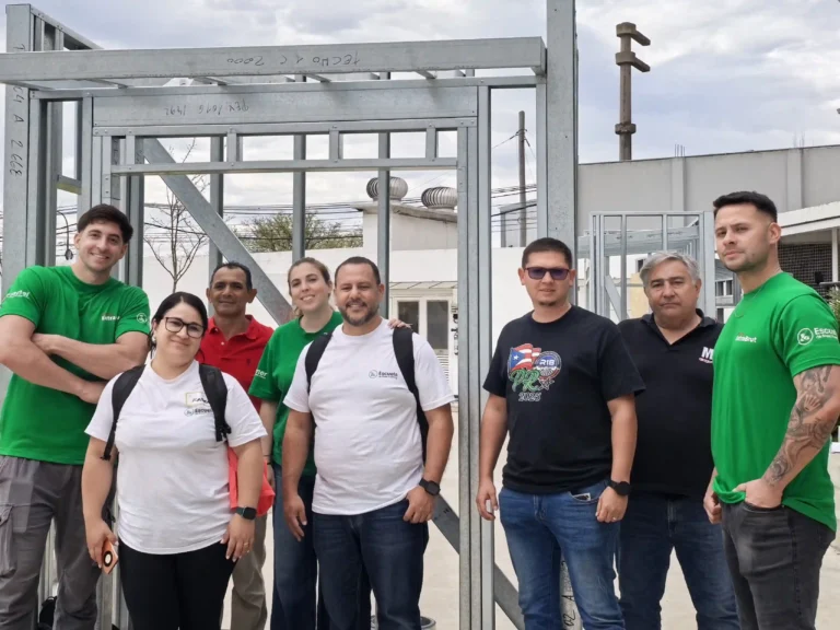Participantes del taller junto a las estructuras de steel framing armadas durante la práctica
