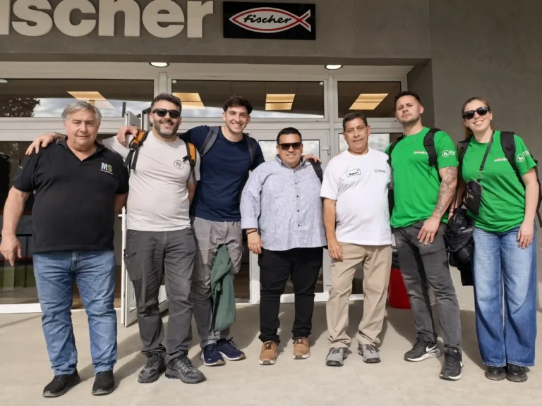 Grupo de participantes del taller frente a la sede de Fischer Argentina