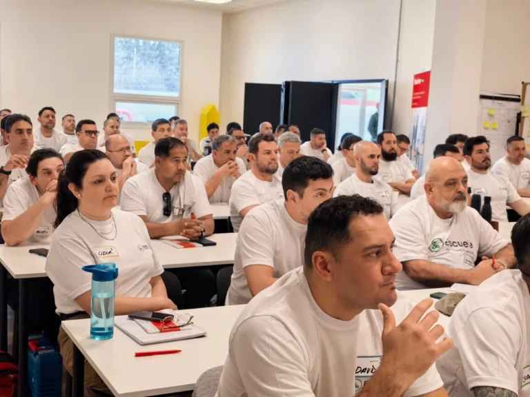 Clase teórica en el aula con los participantes del taller