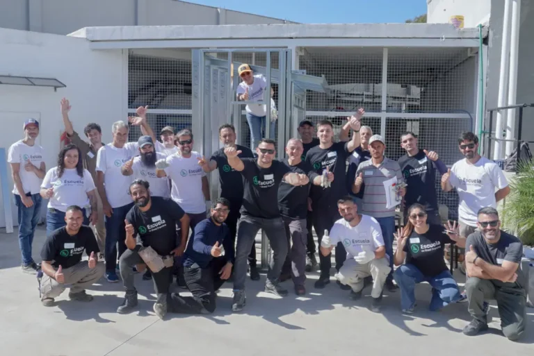 Grupo de egresados de la edición de abril con remeras de la Escuela de Steel Framing