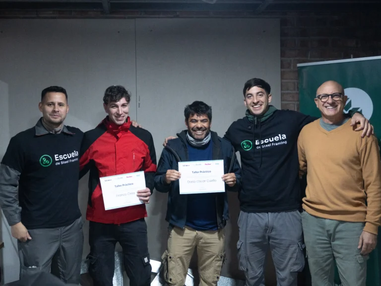 Entrega de certificados de la Escuela de Steel Framing a participantes del taller